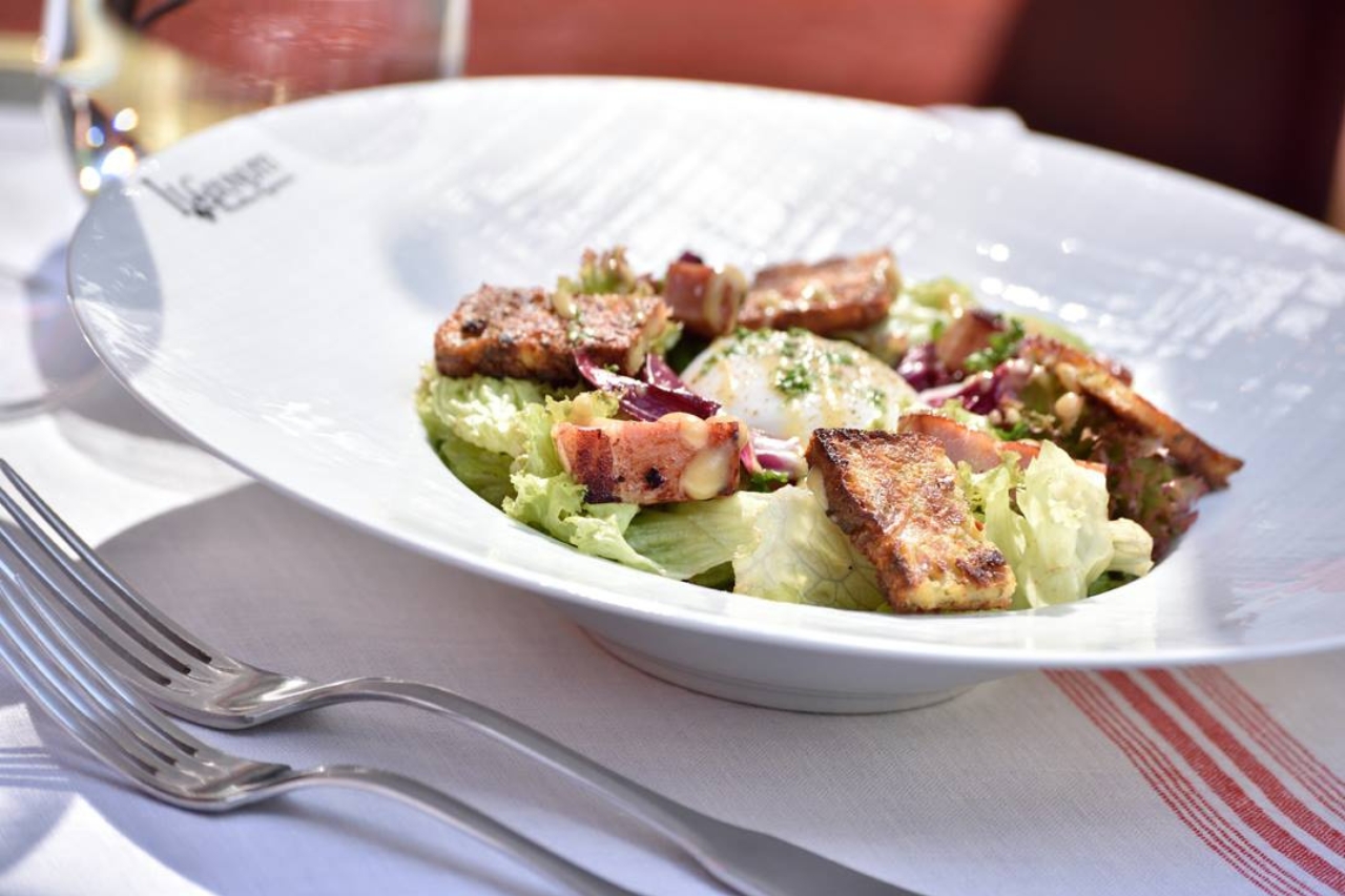 lugdunum-bouchon-lyonnais-restaurant-banner-salade-lyonnaise