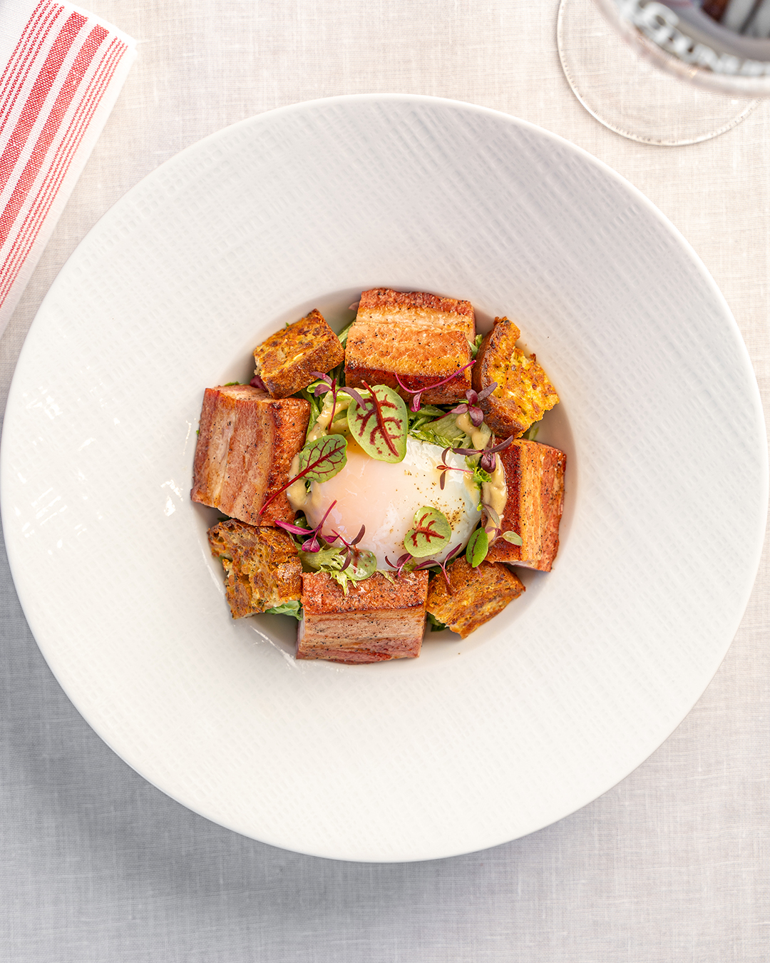 Salade lyonnaise, bâcon maison, cake aux oreilles de cochon