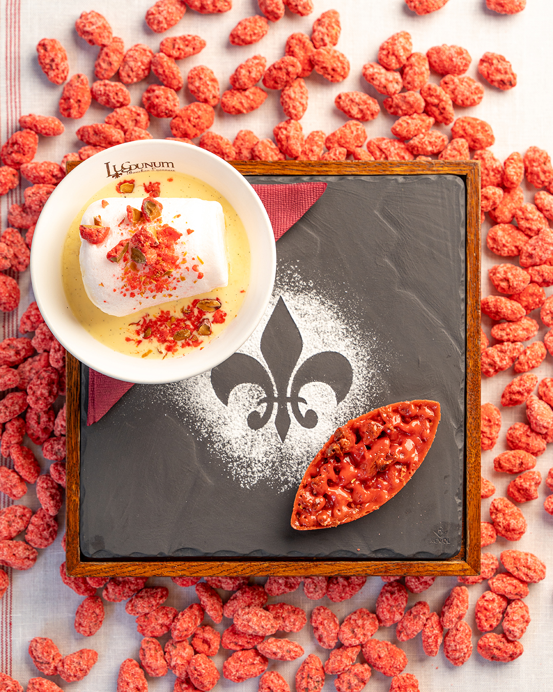 Traditionnelle tarte aux pralines rose & son œuf à la neige