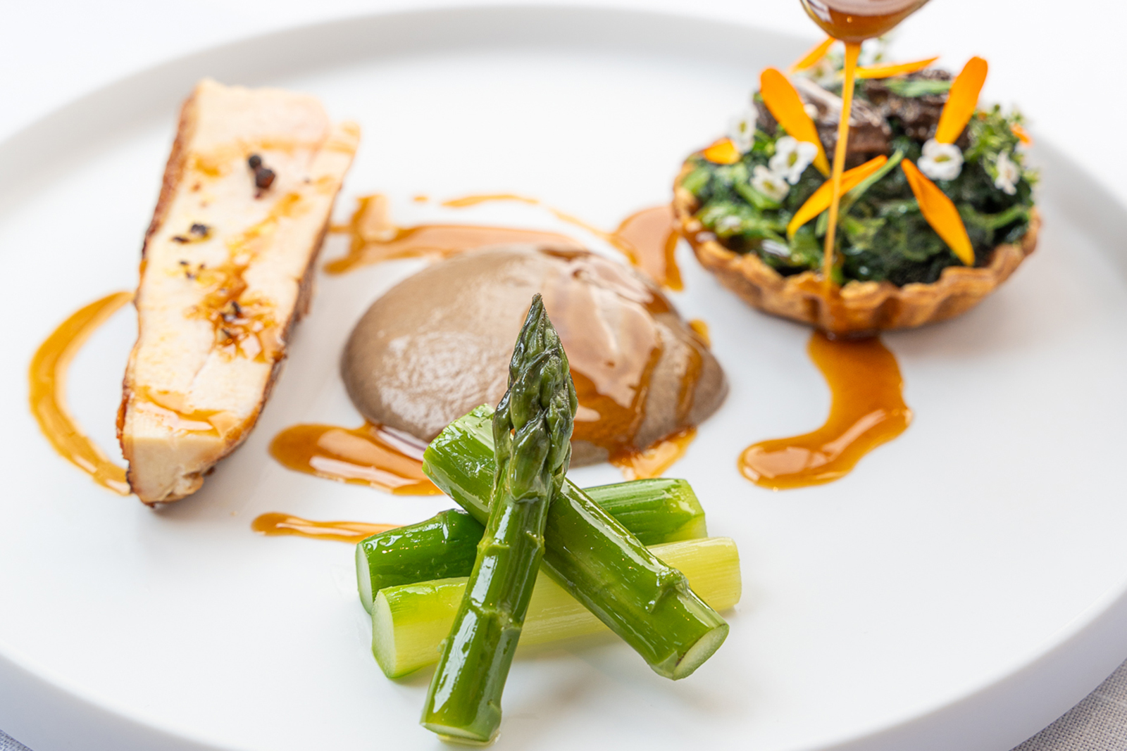 Pintade chicken filet, spinach & Katsuno-Tofu tart, morels cream & green asparagus