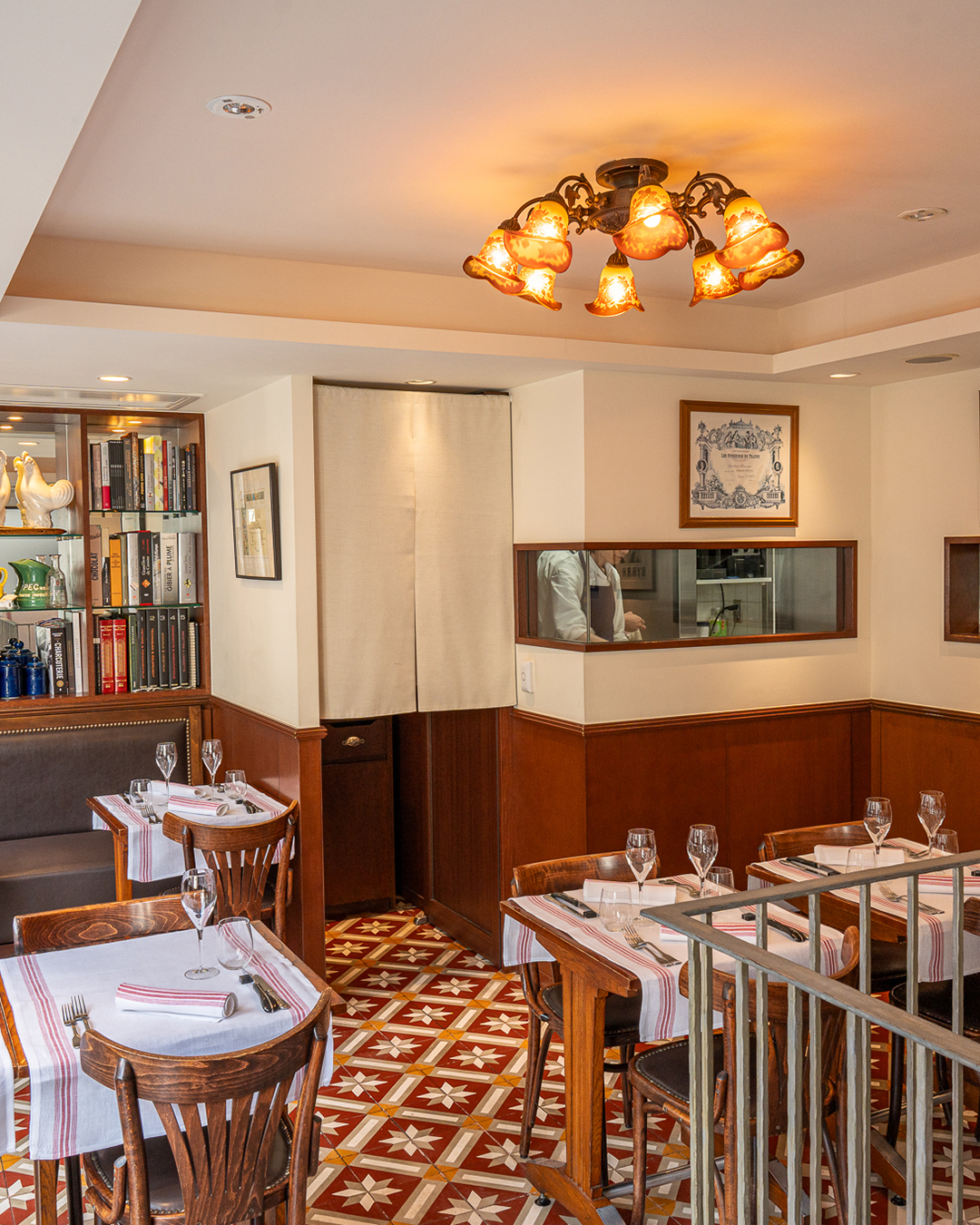 La salle à manger de l'étage où on peut également voir en cuisine les cuisiniers travailler.