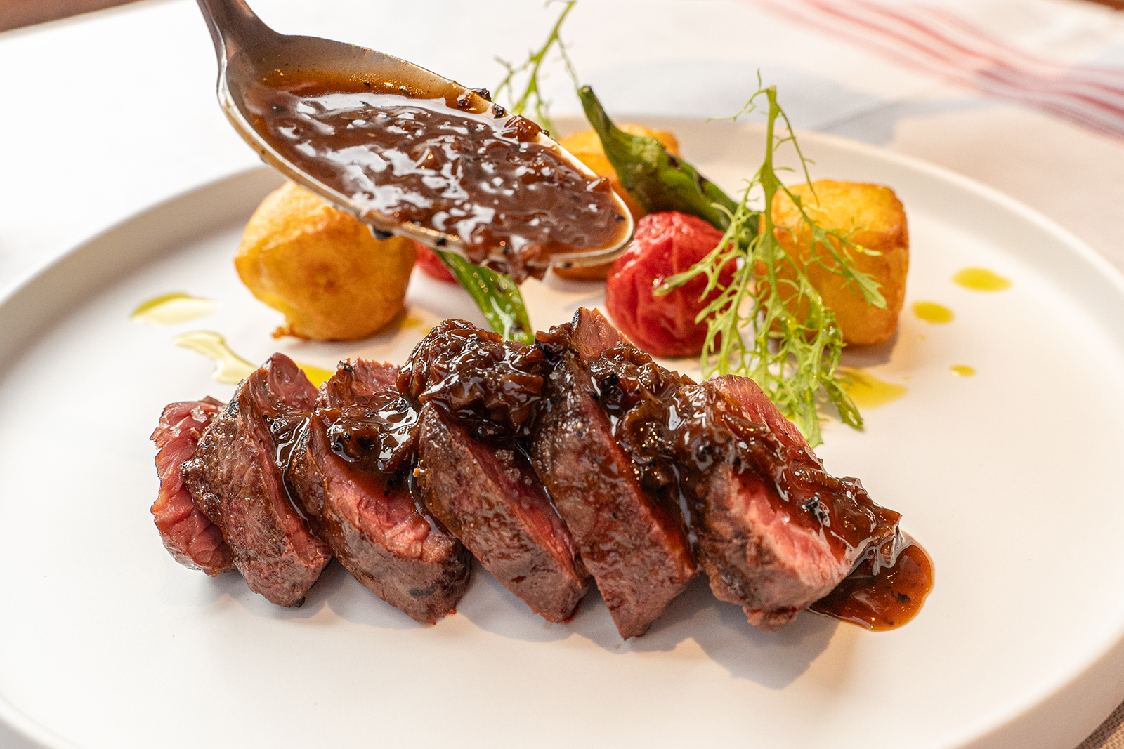 L'onglet de boeuf délicatement grillé et accompagné de pommes dauphines maison fourrées au fromage bleu.